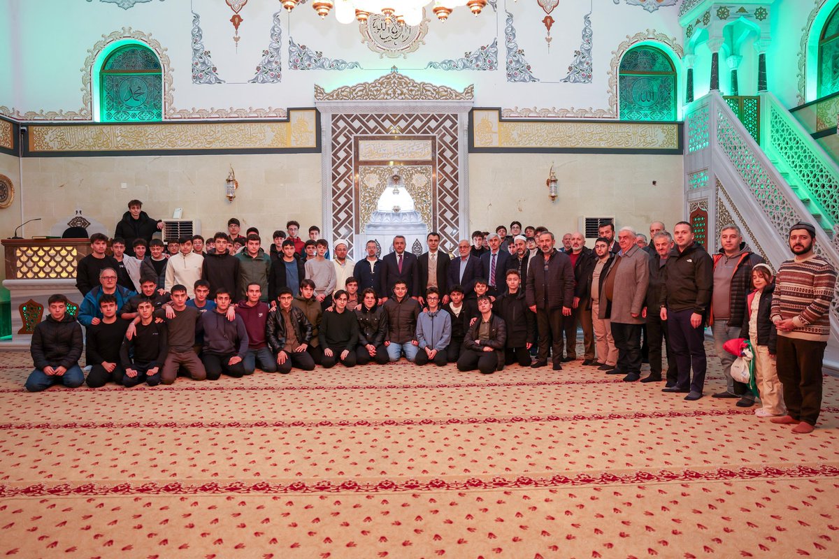 RizeVali's tweet photo. 📍 Pazar

Pazar Fen Lisesi öğrencileri, Ramazan ayının manevi atmosferini  yaşamak amacıyla Edebiyat Öğretmeni Hüseyin Kırmaz'ın öncülüğünde ilçe müftülüğü iş birliğiyle iftar programlarının ardından ilçedeki cemaati az olan camilerde bir araya gelerek teravih namazını eda ediyor. Gençlerin heyecanı ile Ramazan'ın manevi iklimi camileri şenlendiriyor.

Pazar Fen Lisesi Edebiyat öğretmeni Hüseyin Kırmaz'ın öncülüğünde 5 yıldır devam eden teravih buluşmaları bu yıl da Millî Eğitim Bakanlığı tarafından yürütülen “Maarifin Kalbinde Ramazan” etkinlikleri kapsamında gerçekleştiriliyor. Bugün Melyat Camii’nde düzenlenen teravih programına öğrencilerin daveti üzerine Valimiz Sayın İhsan Selim Baydaş da katılarak Pazar Kaymakamı Hamza İnam ve öğrencilerle birlikte teravih namazını eda etti.

Yaklaşık 100 öğrencinin katıldığı programda namaz sonrası öğrencilerle sohbet eden Vali Baydaş, gençlerin bu coşku ve heyecanını büyük bir mutlulukla karşıladıklarını belirterek, Ramazan ayının birlik, beraberlik ve paylaşma duygularını güçlendirdiğini ifade etti. Gençlerin gösterdiği ilgi ve heyecanın memnuniyet verici olduğunu vurgulayarak öğrencileri ve öğretmeni tebrik etti.

@ihsanselimb 
@Yusuf__Tekin 
@tcmeb 
@PAZARKAYMAKAMLI 
@diyanetbasin
