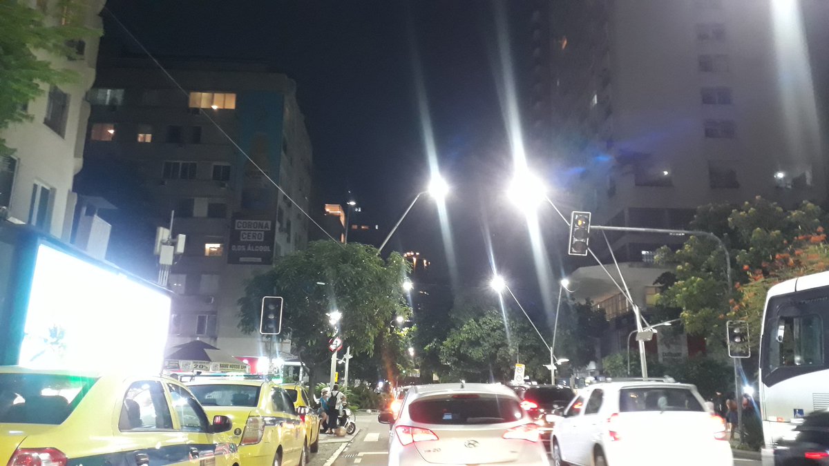 TransitoUrbano's tweet photo. @OperacoesRio
Semáforo apagado  Avenida Ataulfo de Paiva e Bartolomeu Mitre no Leblon https://t.co/uiNZJgSwbw