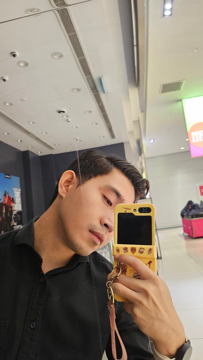 peanutbahrin95's tweet photo. Rindunya nak pakai Flip Phone.. https://t.co/WW9uEGqfTz