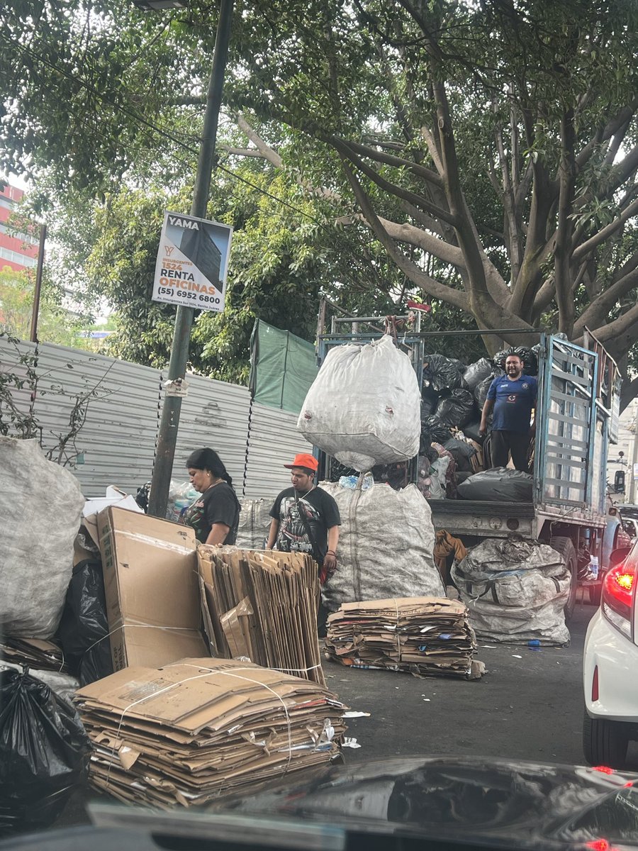 LuLemoncito's tweet photo. Oye @LuisMendozaBJ ahora con centros de transferencia a media calle?

Esto es legal @SEDEMA_CDMX ?

Puro cochinero en BJ. ¡Lo lograste, alcalde!

Moras esq. Eje 8 https://t.co/D987UWnv76