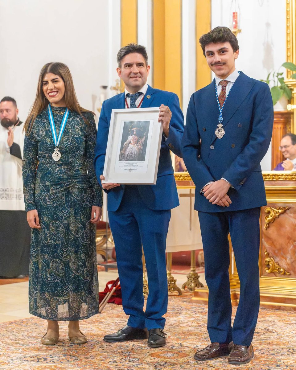 𝗙𝗨𝗡𝗖𝗜𝗢́𝗡 𝗣𝗥𝗜𝗡𝗖𝗜𝗣𝗔𝗟 𝗗𝗘 𝗜𝗡𝗦𝗧𝗜𝗧𝗨𝗧𝗢

El pasado sábado nuestra corporación celebró la Función Principal de Instituto. Al terminar la celebración, se entregaron sendos reconocimientos a Adriana Fernández y a la Hermandad de la <a href="/PastoraSMarina/">Primitiva Hermandad Divina Pastora de Santa Marina</a>