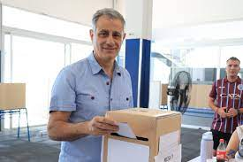 #Ovación90 José Mansur Pte. <a href="/ClubGodoyCruz/">Club Godoy Cruz</a> Por estar en la B tenemos un défisit de 250 mil dólares mensuales. Gracias a una buena administración hoy en el club no se ha resentido nada. Lo único que pedimos es apoyo al equipo. Mañana cerramos un volante <a href="/radionihuil/">Radio Nihuil</a>