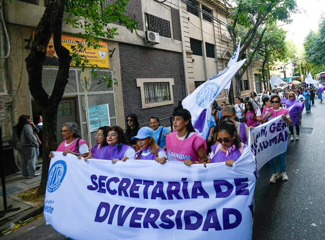 💜 En el marco del #DiaInternacionalDeLaMujer, las compañeras de #Sanidad nos movilizamos para defender nuestras conquistas y reivindicar una sociedad con mayor equidad e igualdad de oportunidades.

Unidas somos más fuertes ✊

#CelesteyBlanca #Sanidad
