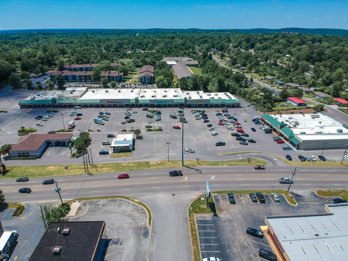RetailCompanies's tweet photo. FOR LEASE | Multiple spaces available in Center Point Shopping Center. Great visibility on Center Point Parkway with multiple access points. Strong mix of national and regional tenants, including Goodwill, Hibbett Sports, Dollar General, Dollar Tree, and Pizza Hut. https://t.co/0cXNdo72y0