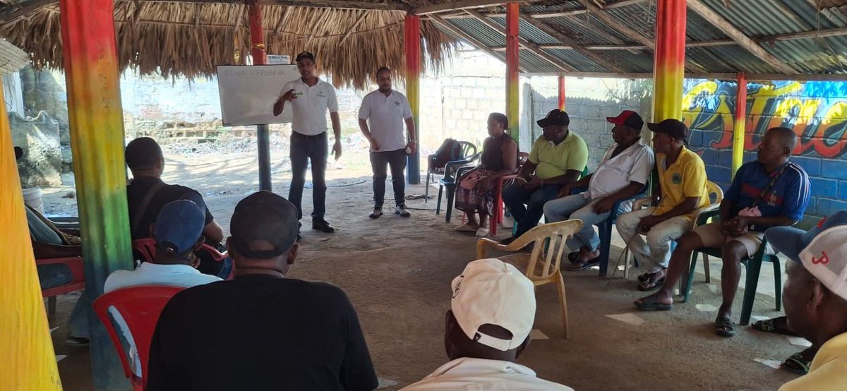 StgBolivarSucre's tweet photo. ¡Impulsamos la #GanaderíaSostenible en María La Baja! 🐮🌱

Capacitamos a la asociación AFROSAN en San Pablo sobre el aprovechamiento de subproductos agrícolas para alimentar especies menores y ganado. El objetivo: fortalecer la economía de nuestras familias rurales 🫰🏿💱. https://t.co/uUFacfzT5l