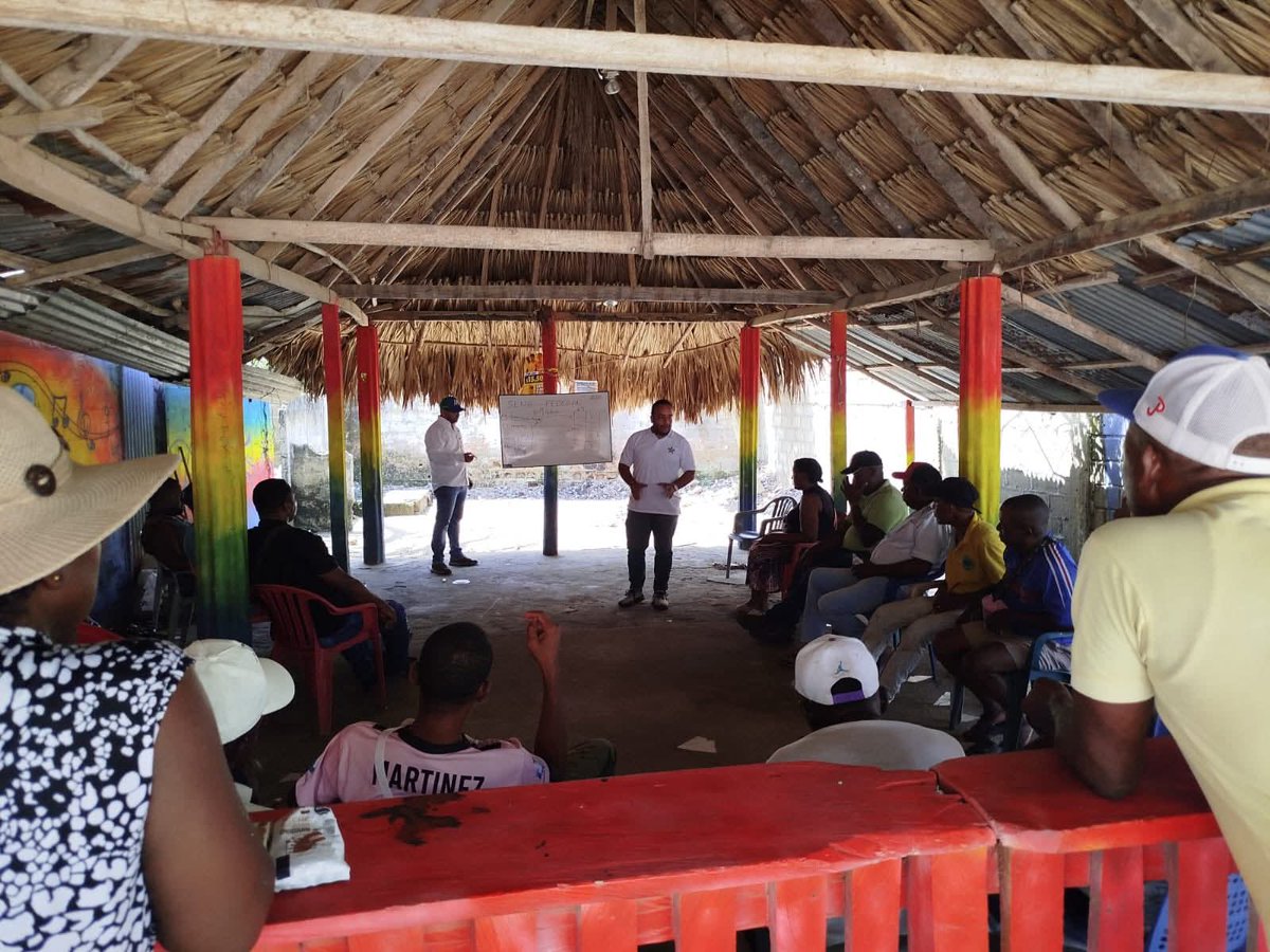 StgBolivarSucre's tweet photo. ¡Impulsamos la #GanaderíaSostenible en María La Baja! 🐮🌱

Capacitamos a la asociación AFROSAN en San Pablo sobre el aprovechamiento de subproductos agrícolas para alimentar especies menores y ganado. El objetivo: fortalecer la economía de nuestras familias rurales 🫰🏿💱. https://t.co/uUFacfzT5l