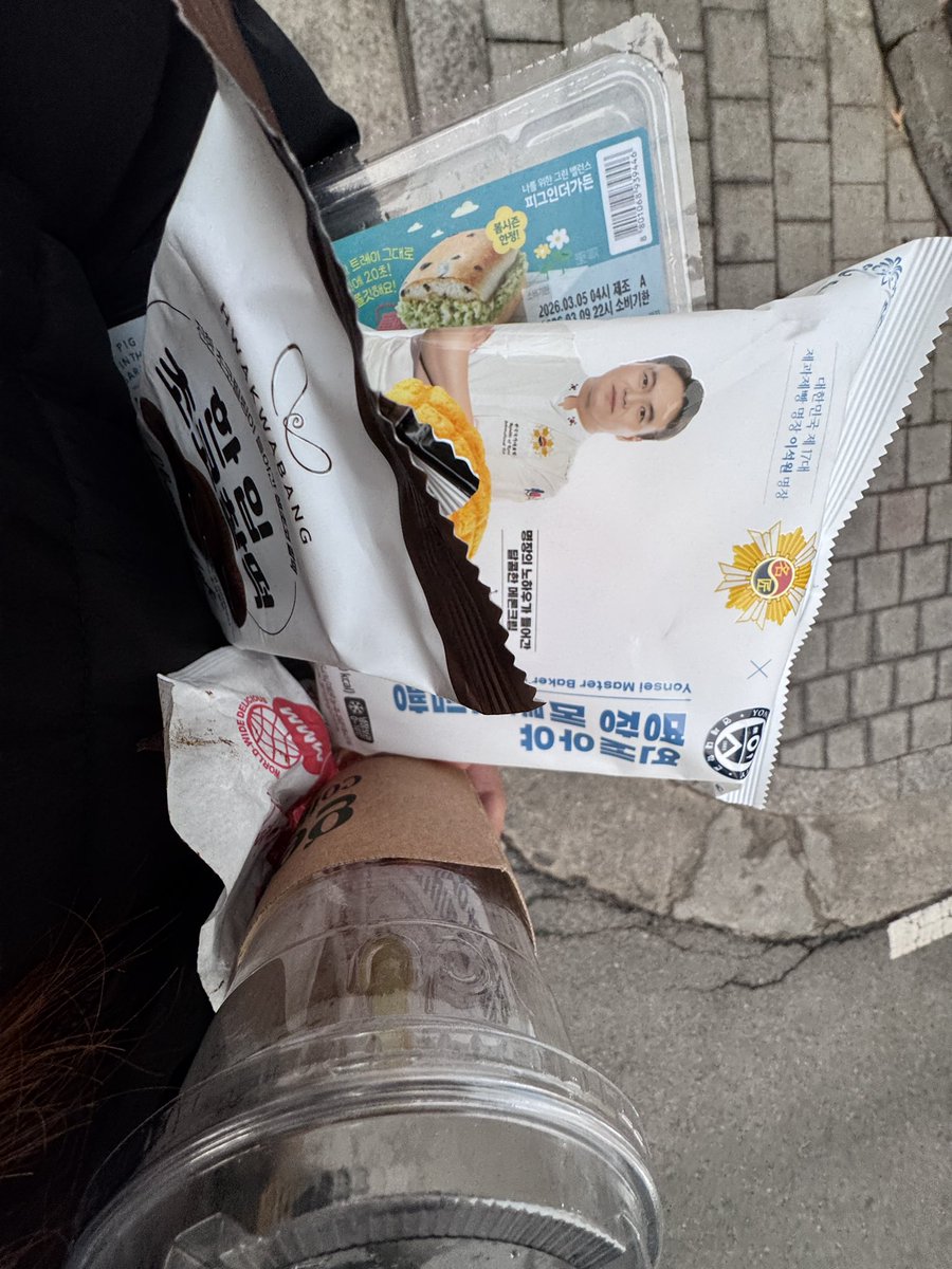 smfek's tweet photo. 편알 첫날후기
폐기 쓸어가는 폐급알바생 https://t.co/TviRtaS9SV
