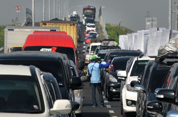 Jateng_Twit's tweet photo. Masih ingat dengan

Tragedi Brexit (Brebes Exit) 2016 adalah kemacetan parah saat arus mudik Lebaran yang menyebabkan belasan pemudik meninggal dunia.

Apakah juga ikut dalam kemacetan tersebut? https://t.co/O8EdFCpSyE