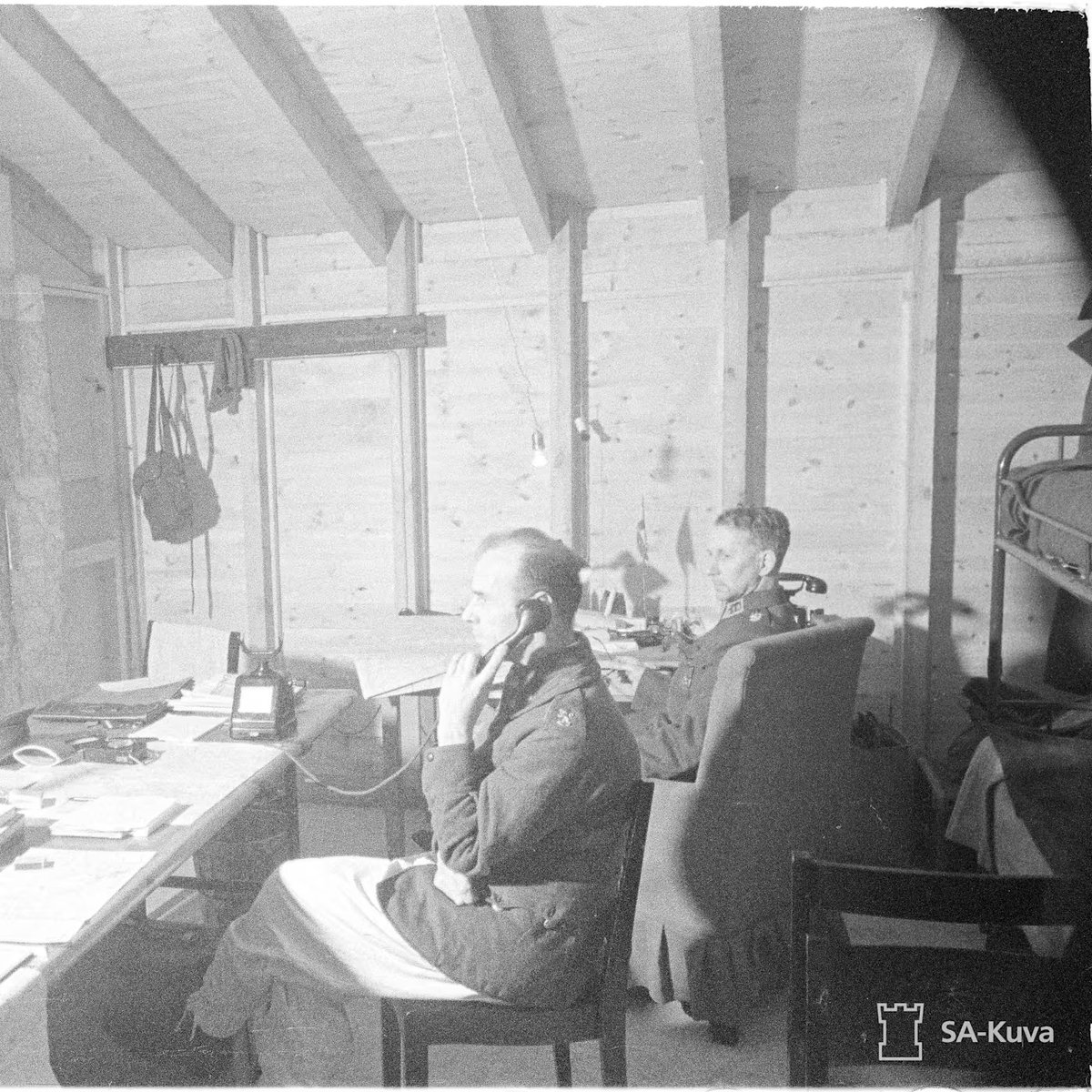 SorvariT's tweet image. General Harald Öhqvist med överste Takkuna i II Armékårens kommandoplats i Viborg 10.3.1940. Det strids i stadens utkanter o delvis även inne i staden m Viborg har inte fallit [och kommer ej att göra det i Vinterkriget].
#Vinterkriget
#Talvisota
#Winterwar
#Winterkrieg