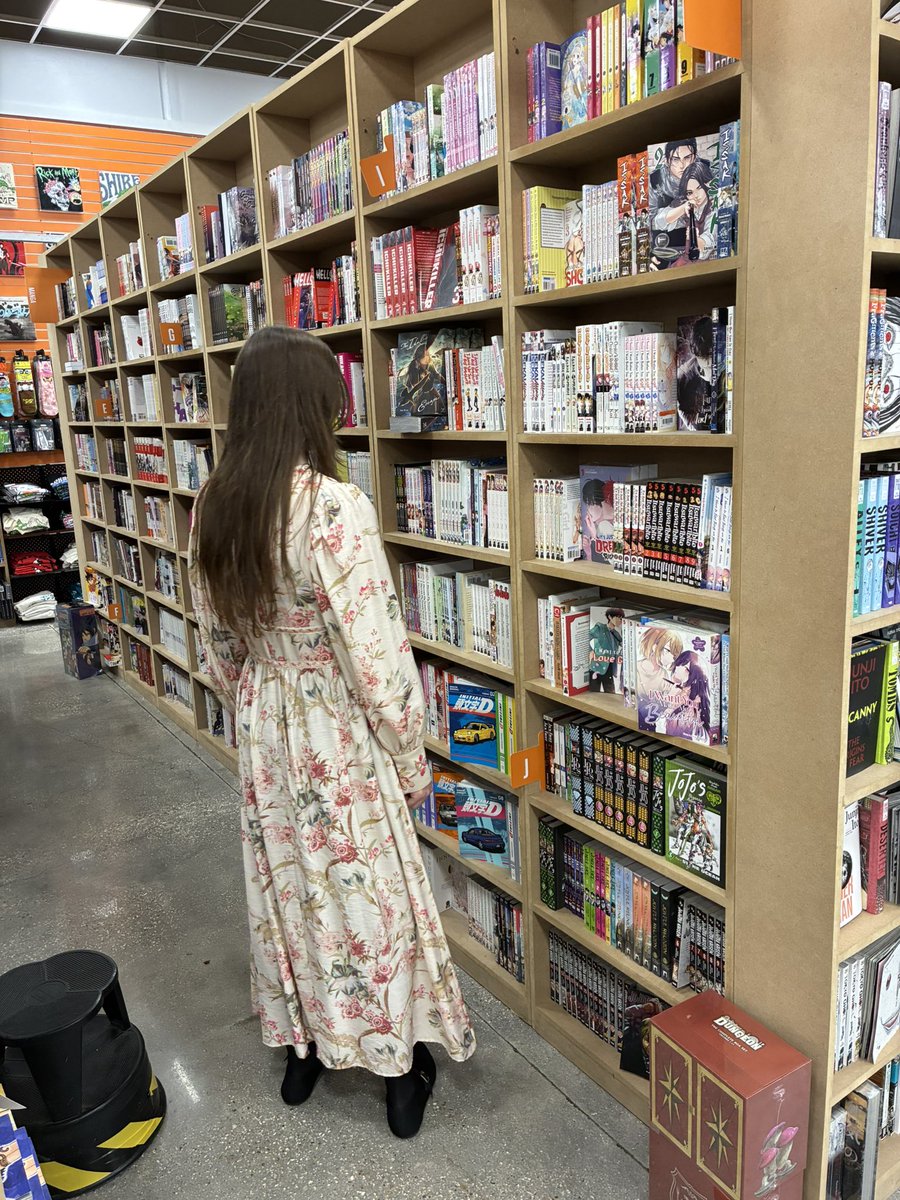 everyone wish lara a happy birthday 🤗😁🥳

she’s in her natural habitat trying to find new manga to read