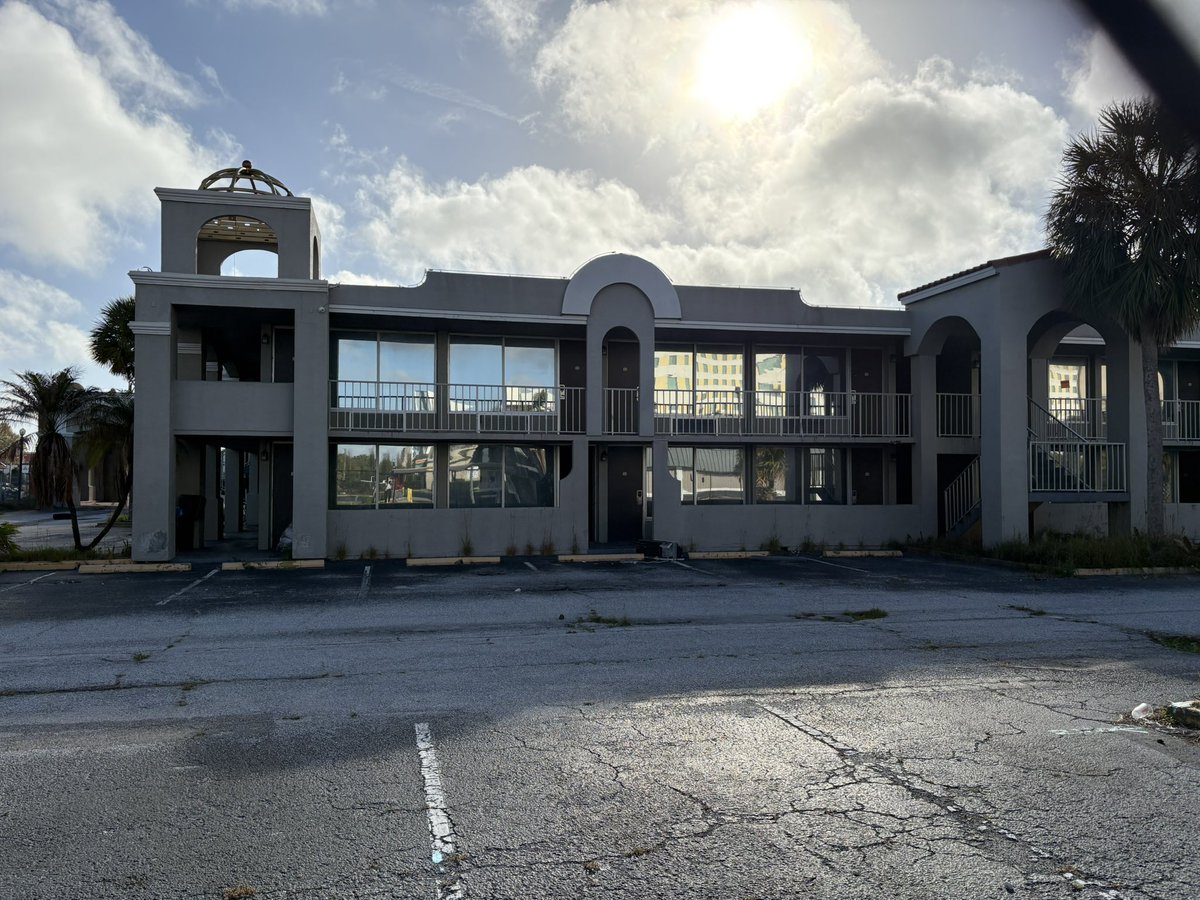 Former owner of condemned Orlando hotel faces alleged price gouging probe from the state. 

The hotel on I-Drive is right next to Universal Endless Summer Resorts property. 

A new owner recently bought the hotel and is set to demolish it soon.  

bizjournals.com/orlando/news/2…