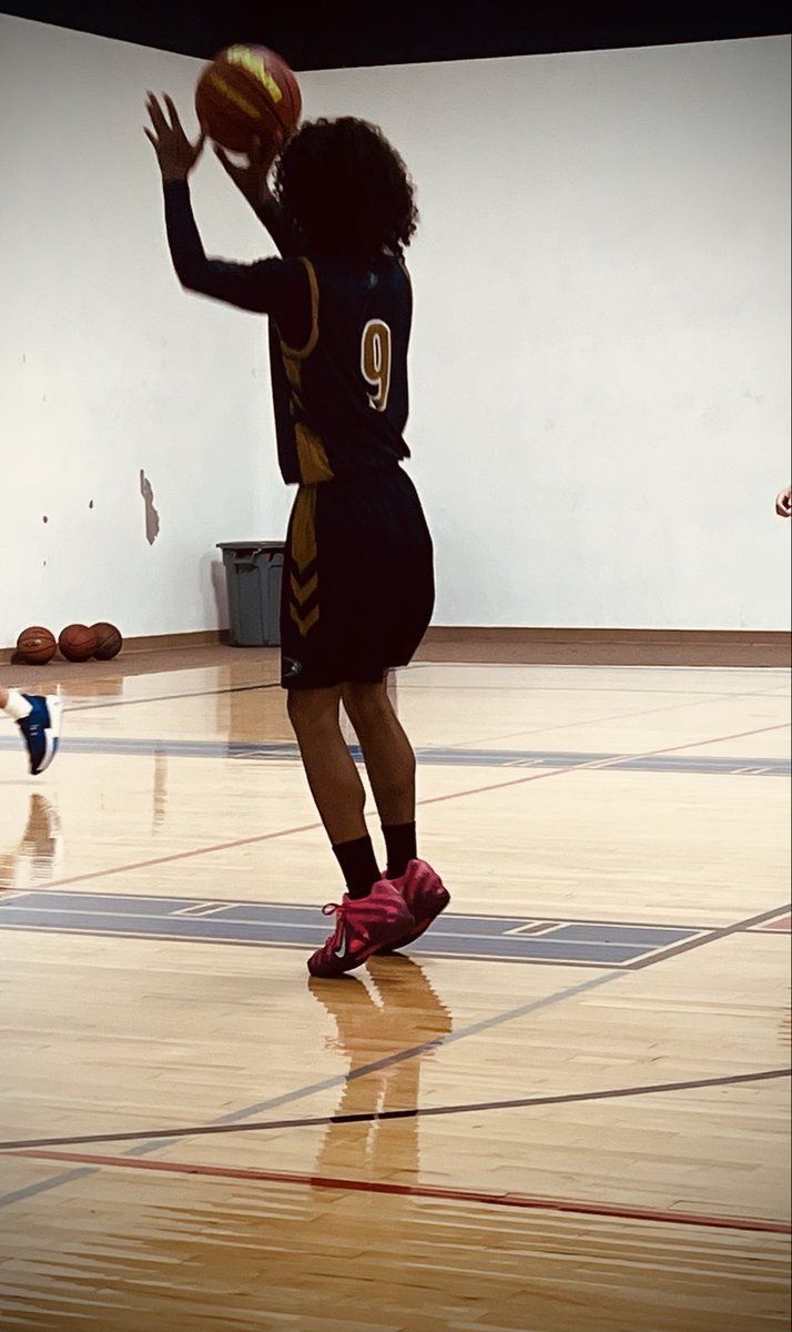 kWebber_0's tweet photo. Finished off basketball season taking 2nd place in nationals. Came up short but back in the lab #duelathlete @dukebasketball @UW_MBB. Football season here  I come playing both sides of the ball. https://t.co/h6OltpaT1s