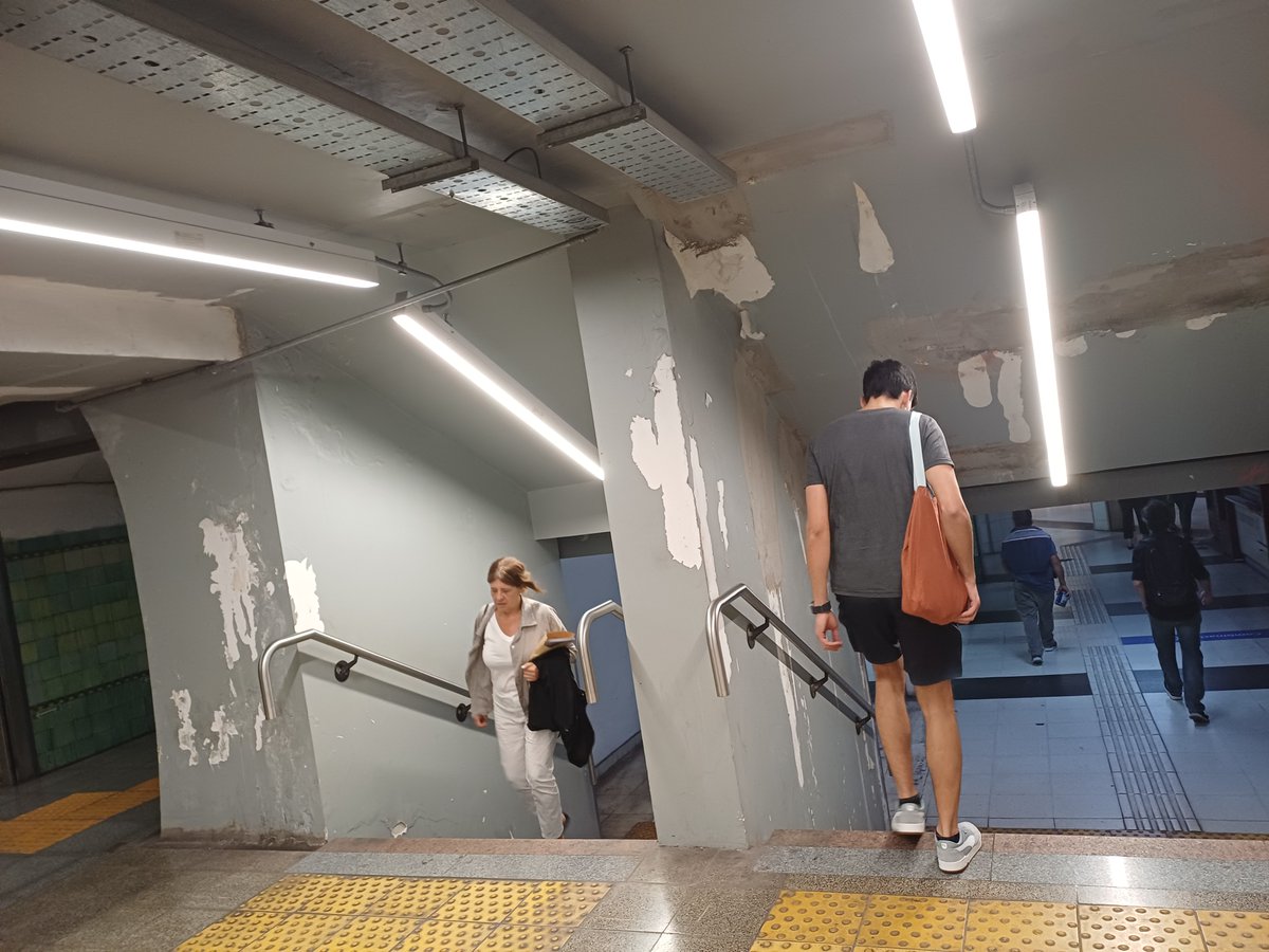 cechuvu's tweet photo. Estacion de subte 9 de julio Linea D. Poco mantenimiento. @AguanteCerebro 9/3/2026 https://t.co/UwUJSTG9q4