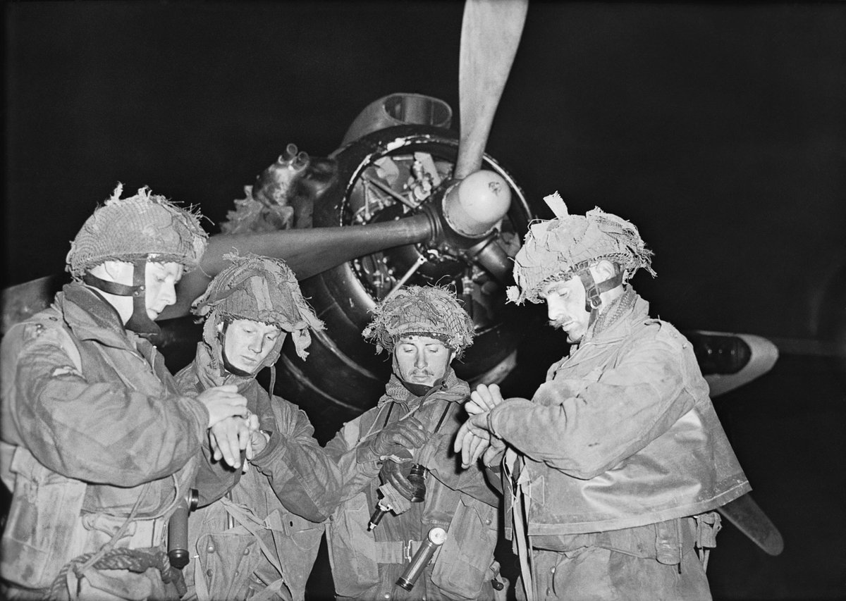 TanksWiki's tweet photo. A esta hora aproximadamente, del 6 de junio de 1944,  comenzaban los lanzamientos de los exploradores de la 6.ª División Aerotransportada Británica para marcar las zonas de lanzamiento del resto de la división al Noreste de Caen (Operación Tonga).

https://t.co/vDObWsNiN4 https://t.co/9O6MI8M6RB
