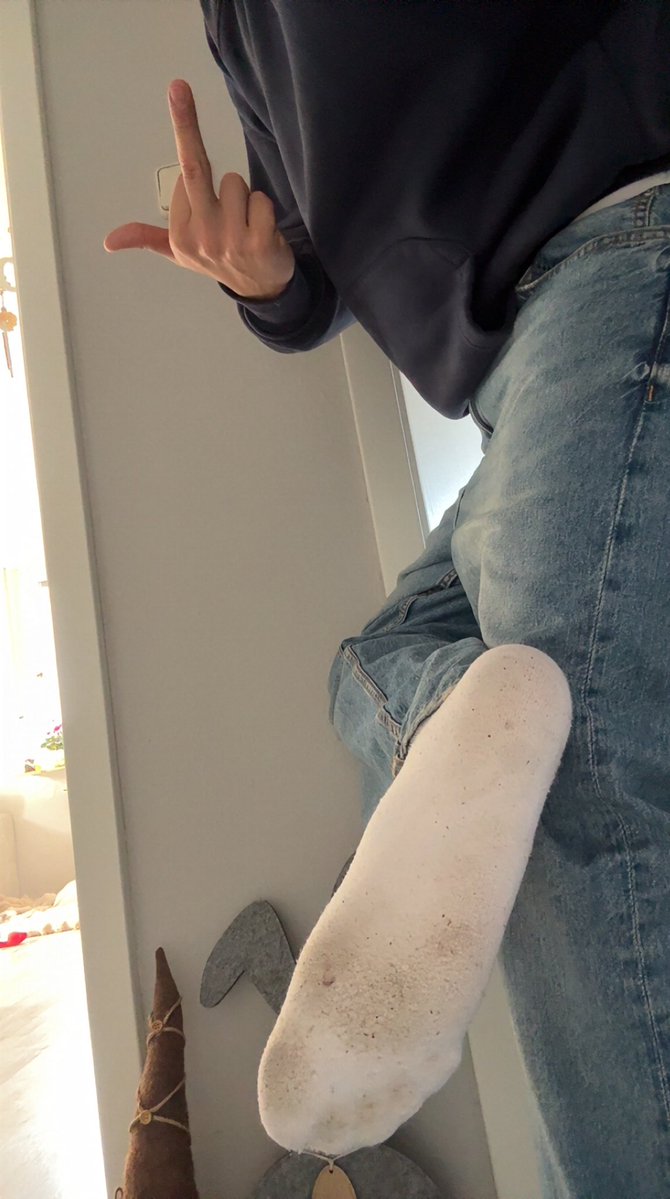 Ich bin oben du bist unten!!
Ich weiß wie sehr du jetzt meine verschwitzten Socken ablecken willst

Auf die Knie und in den DMs antanzen,
Betaboys😈💸
#findom #findomgermany #socks #paypig #cashmaster #master