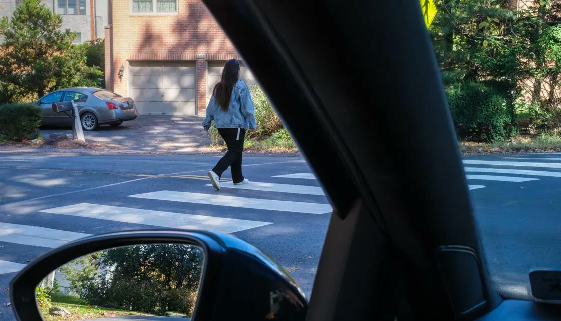 fernandocalmon's tweet photo. Pontos cegos aumentam riscos para pedestres.
SUVs e picapes são mais problemáticos. Câmeras de visão laterais ajudariam na diminuição de acidentes. Semáforos poderiam dar mais tempo para detecção de pedestres.
https://t.co/qSsb3U4QyJ https://t.co/ml3nIuUiyv