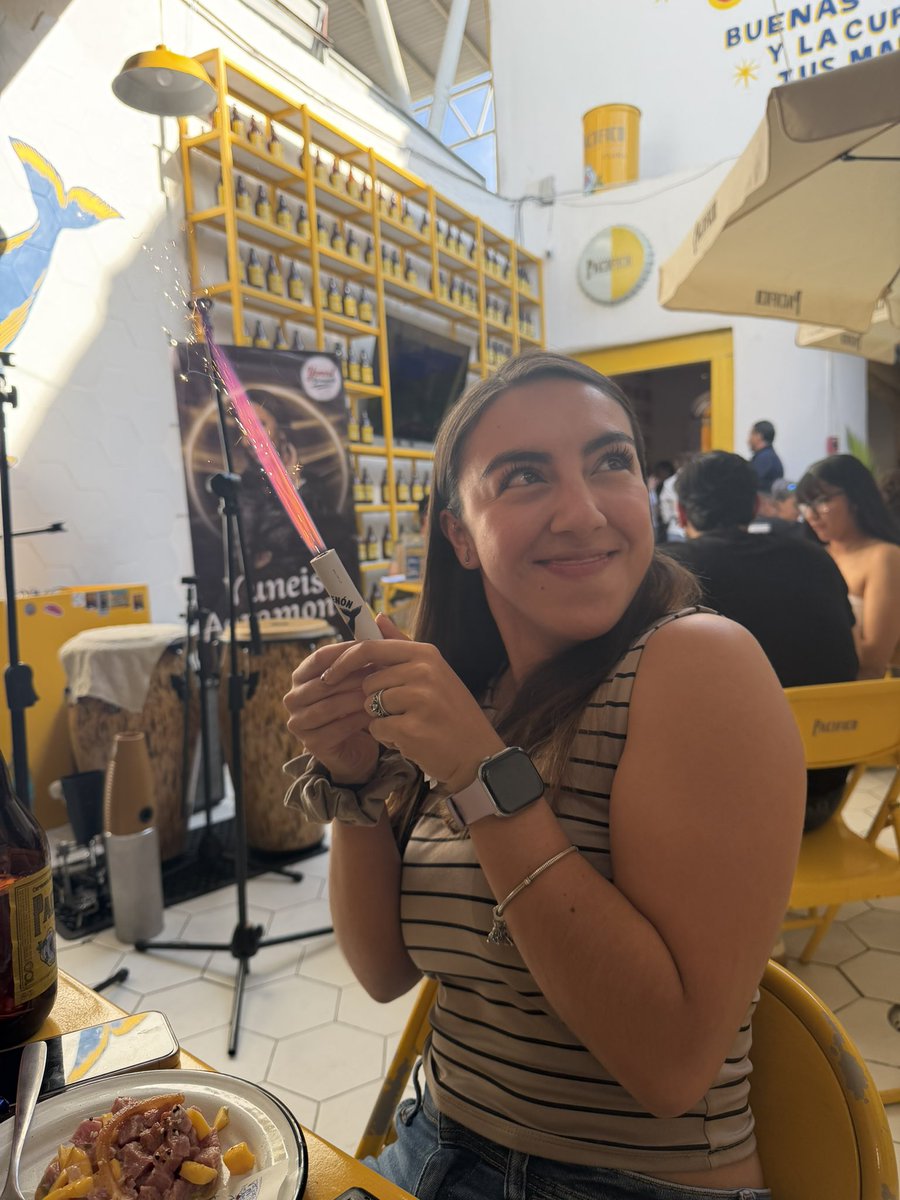 vlig20's tweet photo. @michamiamor Y sin planear nada jajaja feliz cumpleaños estrellita brilla mucho JAJAJAJA https://t.co/RKdsAkPTaT