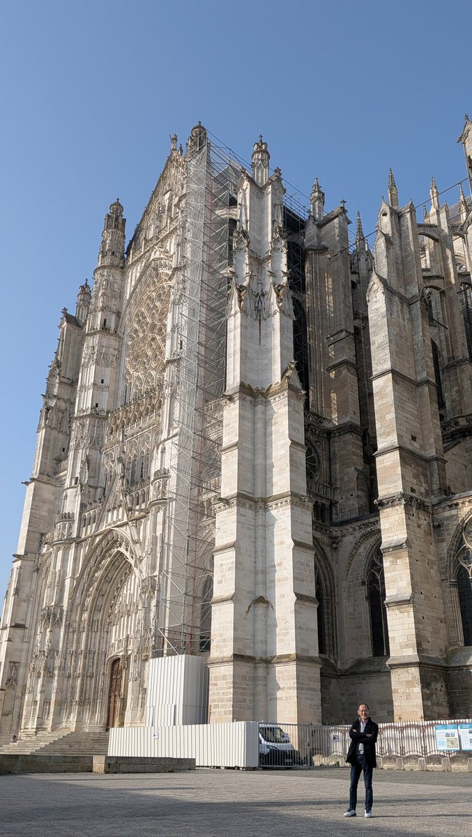 Après Rouen, c'était Beauvais.
Quelle masse, quelle hauteur !
Que l'être humain est petit; que la terre est basse.... (trouvez-moi 🧐).
Le monde gothique dans toute son ampleur et gratia plena.