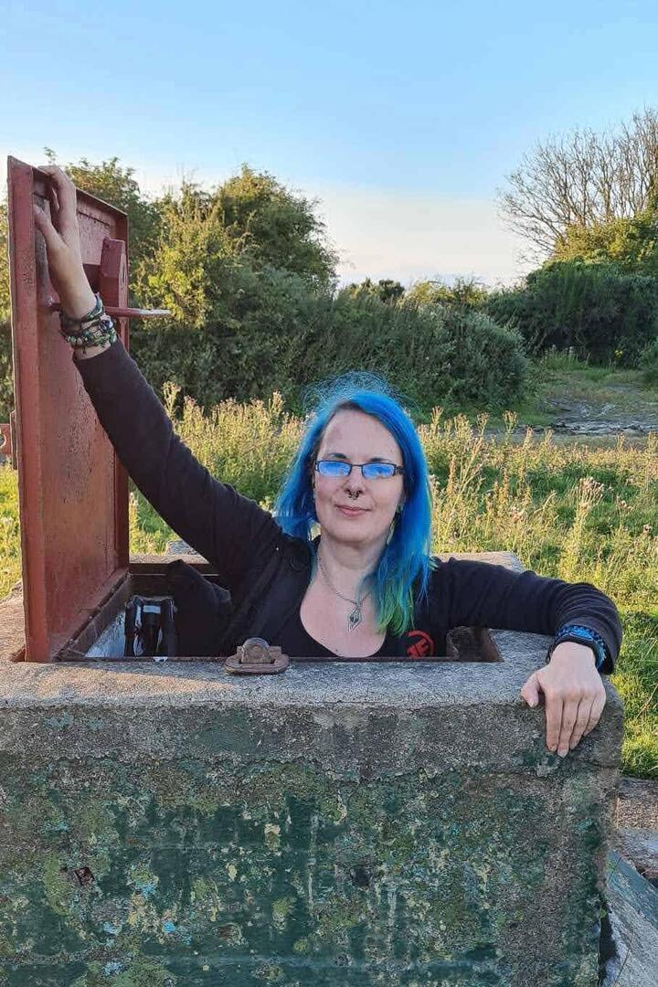 ObsidianUrbex's tweet image. Peek-a-boo! Evening adventure in an underground ROC outpost. Photo of me popping out of the hatch is priceless (fluffy hair day!) #Underground #Bunker #BehindTheScenes
