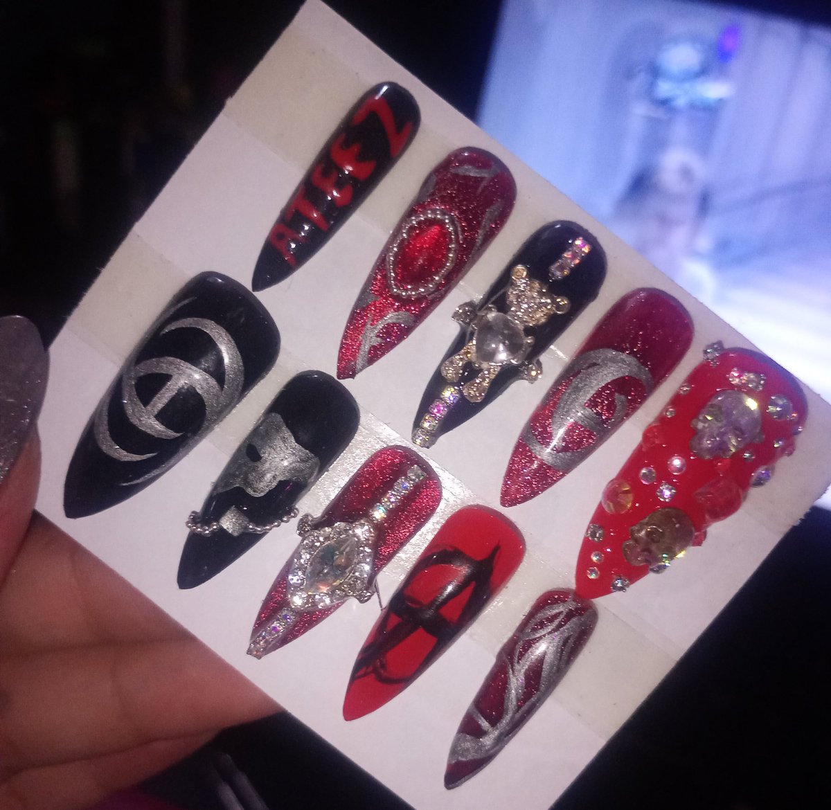 holaa! estoy juntando para una entrada de 5sos así que vengo a compartir mi emprendimiento, hago uñas press on totalmente personalizadas y reutilizables! con puntos de encuentro y envios a toda arg 

me ayudan con un rt? 🥹