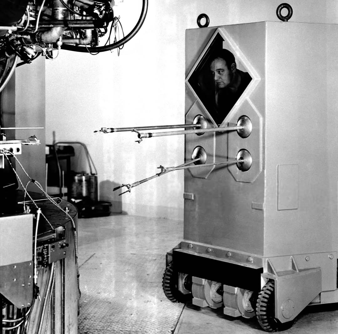 ECrowens's tweet photo. #caption #contest #captionthis #captionsplease #captionsplus #wrongturn #wrongway #wrongmessage #wrongplace #wrongplacewrongtime #wronganswer #wronganswersonly #storyprompt #storyprompts #signsofthetimes #inventions #latesttechnology #technology #robotics #computers https://t.co/4AvpAplnZ4