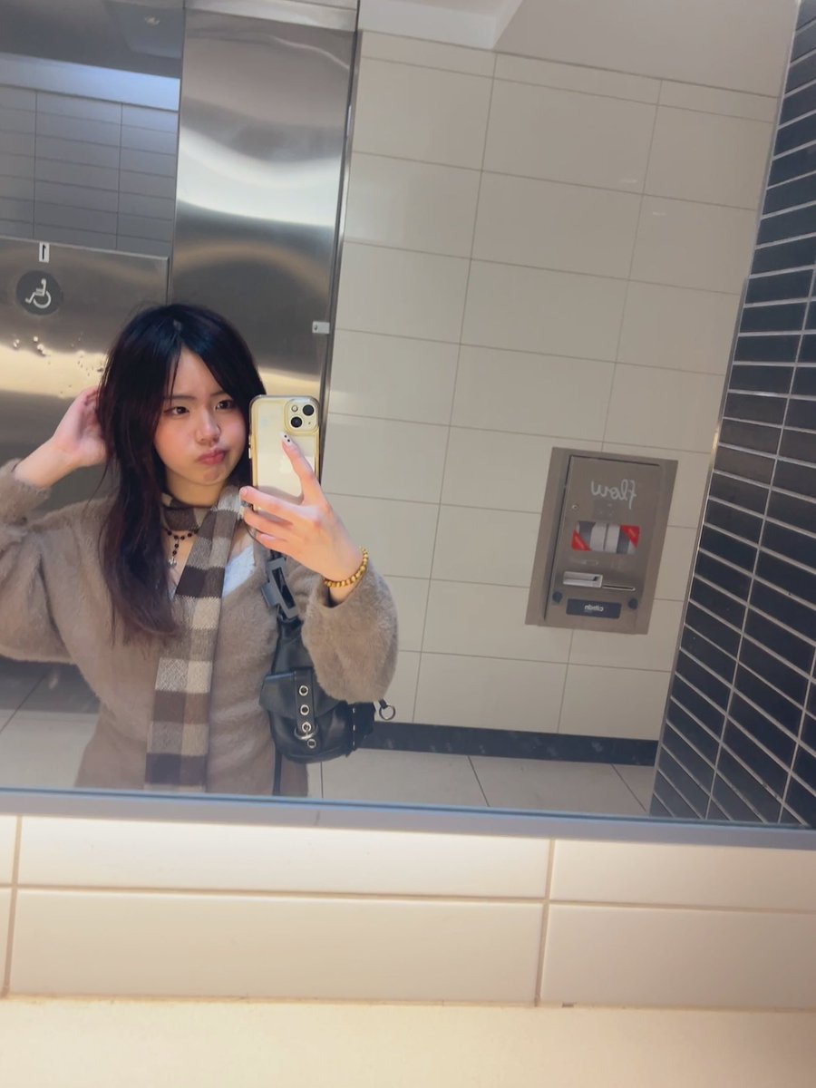 gonqzhu's tweet photo. the other day a girl in a mall bathroom told me that i reminded her of a shoujo manga character and i took this pic afterwards cuz i was happy https://t.co/ZvM84yMCaL