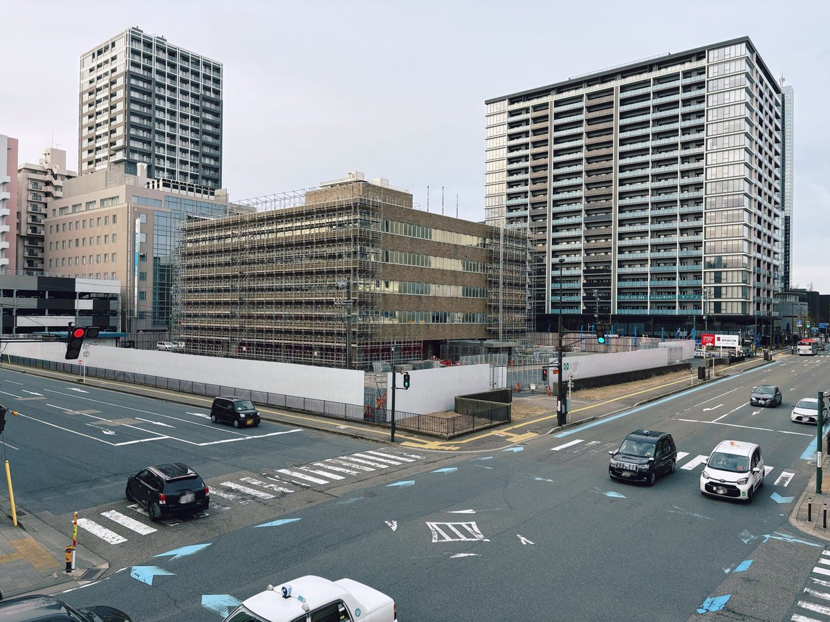 niigatsuki's tweet photo. 万代シテイの一等地である、国交省運輸局跡地の解体が進んでいますね。

この後にできる建物が気になりますね！

有名アーティストを誘致する大規模ライブハウスも良いかもしれません。

Zepp金沢など近隣県の集客が強くなると、大規模ライブハウスを望む声も大きくなりそうです♪

#新潟　#ガタ好き https://t.co/pLchWCPbw2