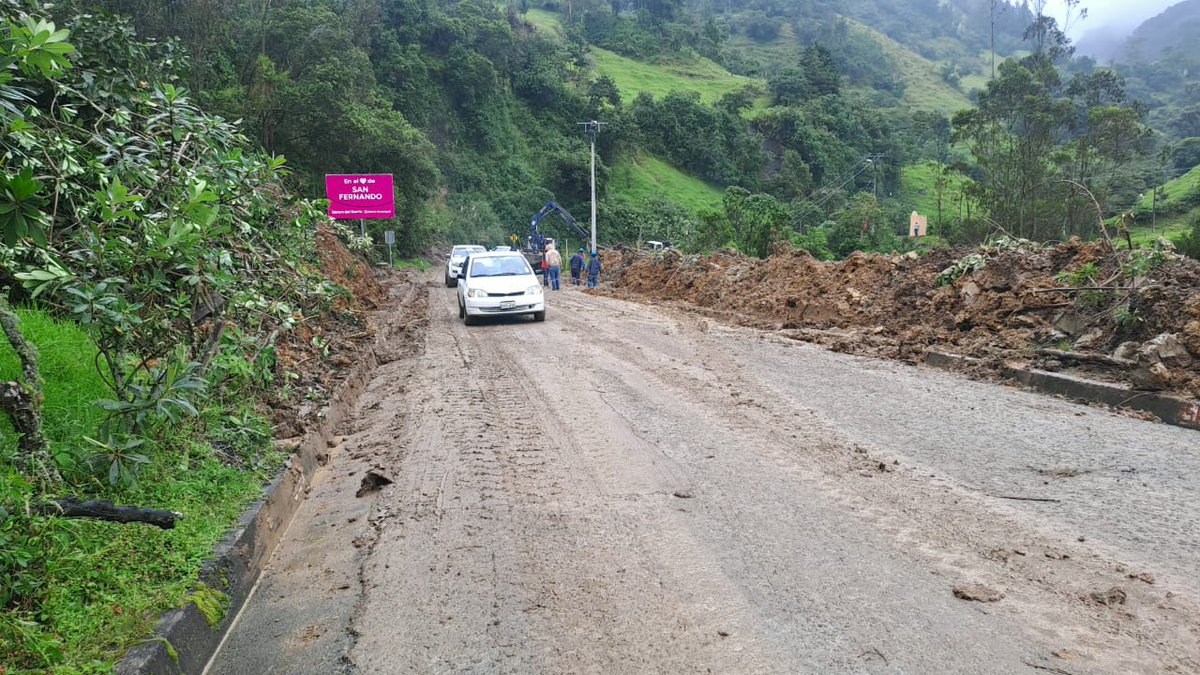 AzuayPrefectura's tweet photo. #Actualización #EmergenciasViales 🚧

✅ Habilitamos el paso en el sector del ingreso a la parroquia Chumblín, en la vía Girón - San Fernando. 🛻

Tras las afectaciones por las lluvias, trabajamos para recuperar la conectividad. 🛻

Conduce con precaución. 🌧️

#JotaLloretPrefecto https://t.co/6Gx9daxeWS