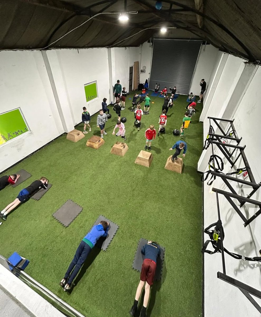 tommy_mulhern's tweet photo. Strong finish to a brilliant 4-week Strength &amp; Conditioning block with the Buncrana GaA U9’s 🏐

Functional ✔️ 
Explosive ✔️
Enjoyable ✔️ 
🟢⚪️🟡

Interested in Team-Based Athletic Development? Drop me a message for more information ℹ️ 📱  @buncranagaa https://t.co/QuLBUBsDwF