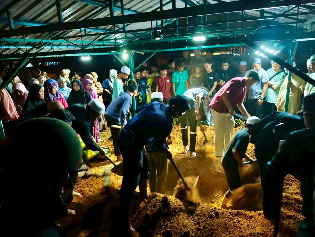 SinarOnline's tweet photo. Pelajar kolej maut leher terkena sabit dibawa penunggang motosikal

Mangsa disahkan meninggal dunia di lokasi kejadian, manakala seorang lagi mangsa yang juga rakan sekolej kini dirawat akibat kecederaan.

Artikel: https://t.co/cpziHo1jsg
