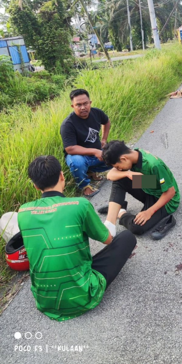 SinarOnline's tweet photo. Pelajar kolej maut leher terkena sabit dibawa penunggang motosikal

Mangsa disahkan meninggal dunia di lokasi kejadian, manakala seorang lagi mangsa yang juga rakan sekolej kini dirawat akibat kecederaan.

Artikel: https://t.co/cpziHo1jsg