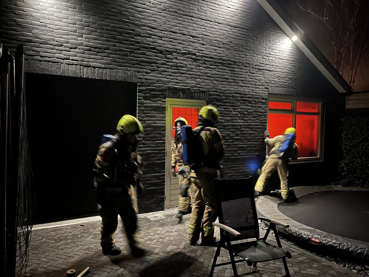 BrwKrabbendijke's tweet image. Vanavond hebben we een samenwerking oefening gehouden met brandweerrilland. En was brand ontstaan in houtbewerking bedrijf wat een doorslag veroorzaakte naar het pand er naast waar op dat moment een kinderverjaardag gaande was. Samen met brandweer Rilland,