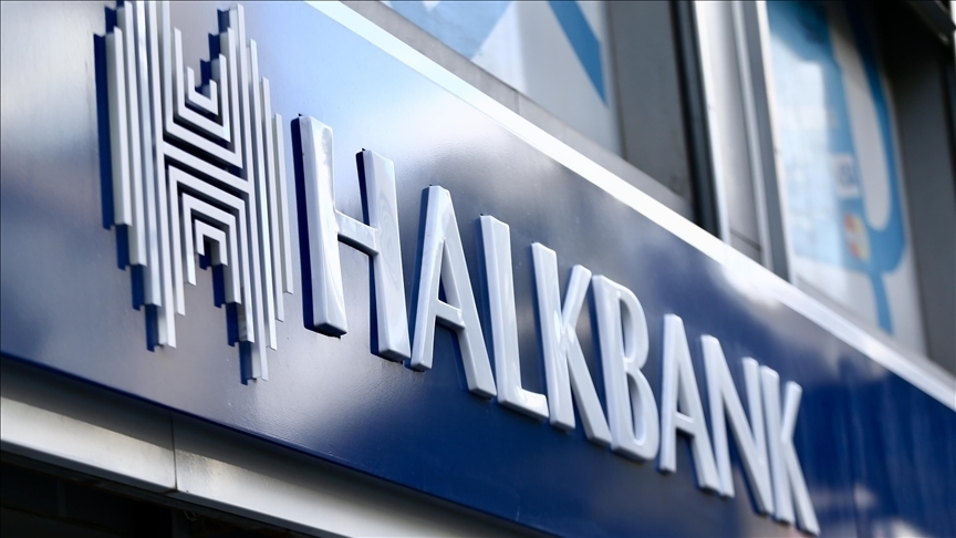 uraz_yy's tweet photo. Halkbank'ın ABD Adalet Bakanlığı ile imzaladığı Ertelenmiş Kovuşturma Anlaşması (DPA) duyurusu, banka hisselerini tavan fiyata taşıdı.

Bu anlaşma, banka üzerindeki uzun süreli hukuki belirsizliği önemli ölçüde gidererek, potansiyel yaptırım riskini bertaraf ediyor. DPA'lar, genellikle mali yükümlülükler ve sıkı denetim koşulları karşılığında doğrudan yargılamayı durdurur.

Piyasanın bu güçlü tepkisi, Halkbank'ın uluslararası operasyonları üzerindeki baskının azalması ve risk priminin düşmesi beklentisini yansıtıyor. Hukuki risklerin çözümü, kurumsal güven ve değerleme için kritik bir adımdır.

Bu gelişme, sadece Halkbank özelinde değil, Türk bankacılık sektörünün genel uluslararası risk algısı açısından da olumlu bir sinyal niteliğinde.