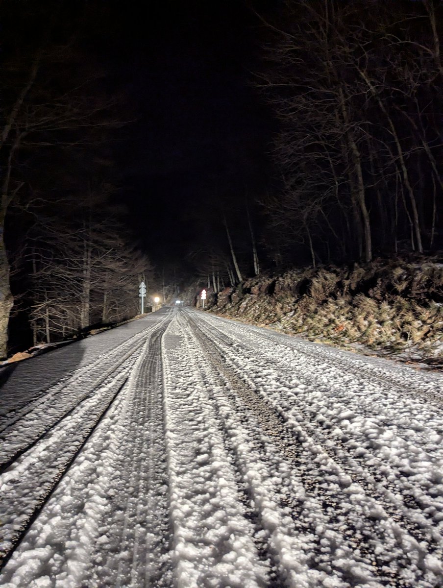 Aquesta tarda de dilluns hi ha hagut un ruixat de #neu granulada al #montseny entorn dels 1.300 metres