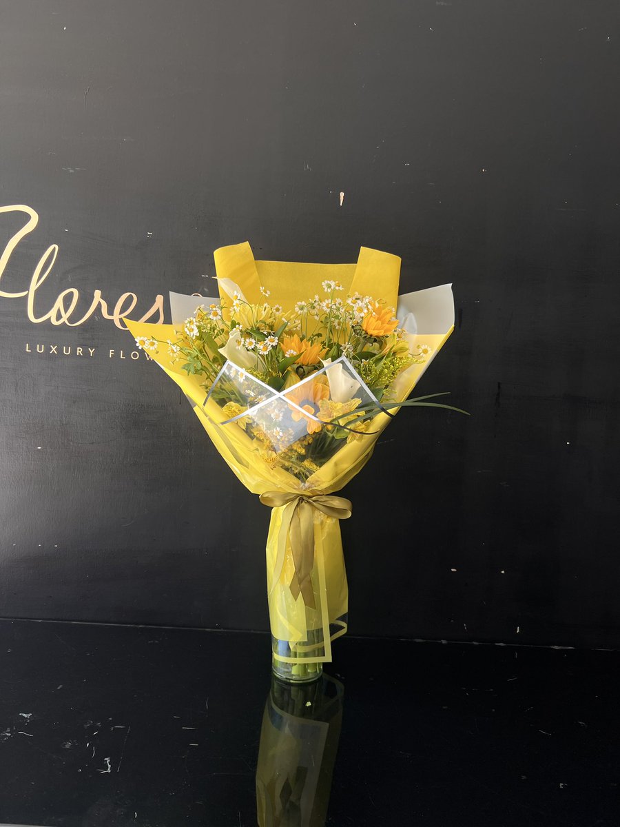 ederflores's tweet photo. Un bouquet amarillo que se siente como un respiro nuevo.
Girasoles, lilies, calas y manzanilla en una envolvencia coreana que abraza la luz y la deja ser.
Así florece una promesa cuando llega en el momento justo. Nosotros estamos preparados para ti.
#LaPromesaAmarilla #21DeMarzo https://t.co/HsWqRztmr6