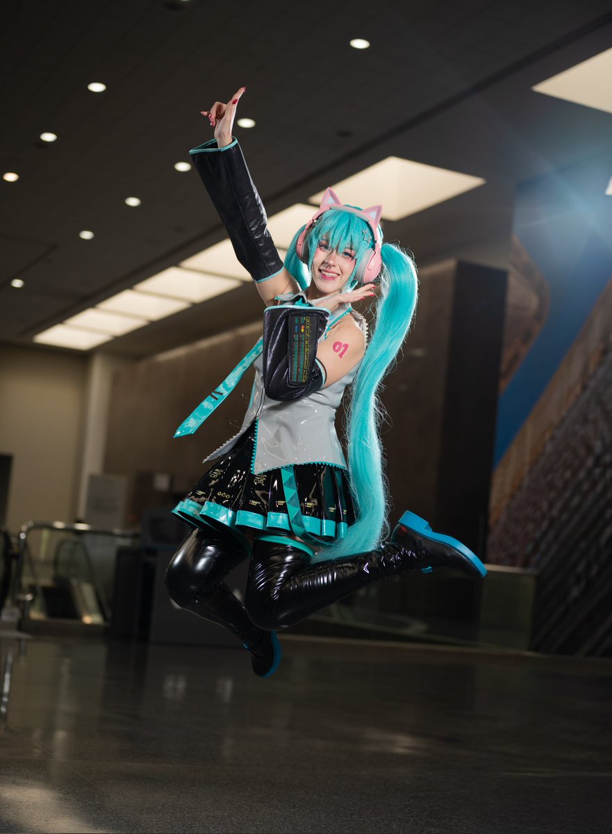 nya_nad's tweet photo. 𝗛𝗔𝗣𝗣𝗬 𝟯/𝟵 𝗠𝗜𝗞𝗨 𝗗𝗔𝗬! ──★ ˙✨ ̟ !!

Let's commemorate our favorite virtual diva together today!~ I always love seeing all the Miku cosplays and art on my feed this day 🥹🩵

📸 sonnesop on IG
#39 #MikuDay #HatsuneMiku https://t.co/M190uCfgVQ