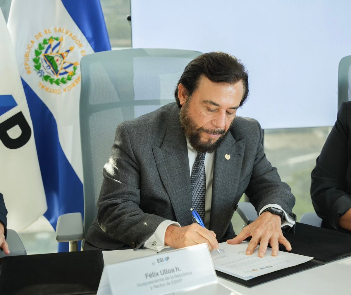 VCpresidenciaSV's tweet photo. La Escuela Superior de Innovación en la Administración Pública (ESIAP), bajo el liderazgo del Vicepresidente de la República, Sr. Félix Ulloa hijo, (@fulloa51) firmó una Carta de Intención con el Instituto @CrecerJuntosSV_ representado por su Directora Ejecutiva, @Eunice_Deras, para impulsar la formación especializada en temas de administración pública, innovación y tecnología de servidores públicos pertenecientes a dicha institución. 

Esta alianza fortalecerá también las capacidades institucionales del Estado salvadoreño en temas relacionados al Modelo de Atención Integral a la Primera Infancia, a través del intercambio de conocimiento, programas de capacitación y el desarrollo de competencias estratégicas que permitan una gestión pública más eficiente, humana y orientada a resultados.  

La iniciativa se enmarca en la visión de modernización del país impulsada por el Presidente, Sr. @nayibbukele que apuesta por instituciones más ágiles, innovadoras y preparadas para liderar la transformación del sector público.

Asimismo, se alinea con el trabajo que lidera la Primera Dama, Sra. Gabriela de Bukele , a través del modelo de atención integral a la primera infancia, donde el fortalecimiento del talento humano del Estado es clave para garantizar políticas públicas con impacto real en la vida de las familias salvadoreñas.

La Directora Ejecutiva de la ESIAP, Sra. @ClaudiadeLarin destacó que, como parte de esta cooperación, los servidores públicos del Instituto Crecer Juntos podrán acceder a programas de formación especializada que incluyen la Certificación en Administración Pública y programas de Maestría impartidos a través de reconocidas instituciones internacionales, y señaló también que se ha iniciado con los procesos de formación gracias a la articulación con la Jefa de Primera Infancia del Despacho de la Primera Dama, Sra. Alexandra Posada. 

Con esta alianza, ESIAP reafirma su misión de contribuir a la profesionalización y excelencia del servicio público en El Salvador. 🇸🇻