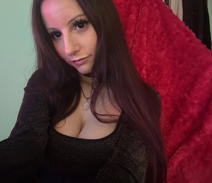 Kandii - guys want a loser gf until they realize she actually barley goes out, never parties, plays video games all day, you’re her only friend and she needs your attention 24/7 https://t.co/lvko5G6buS
