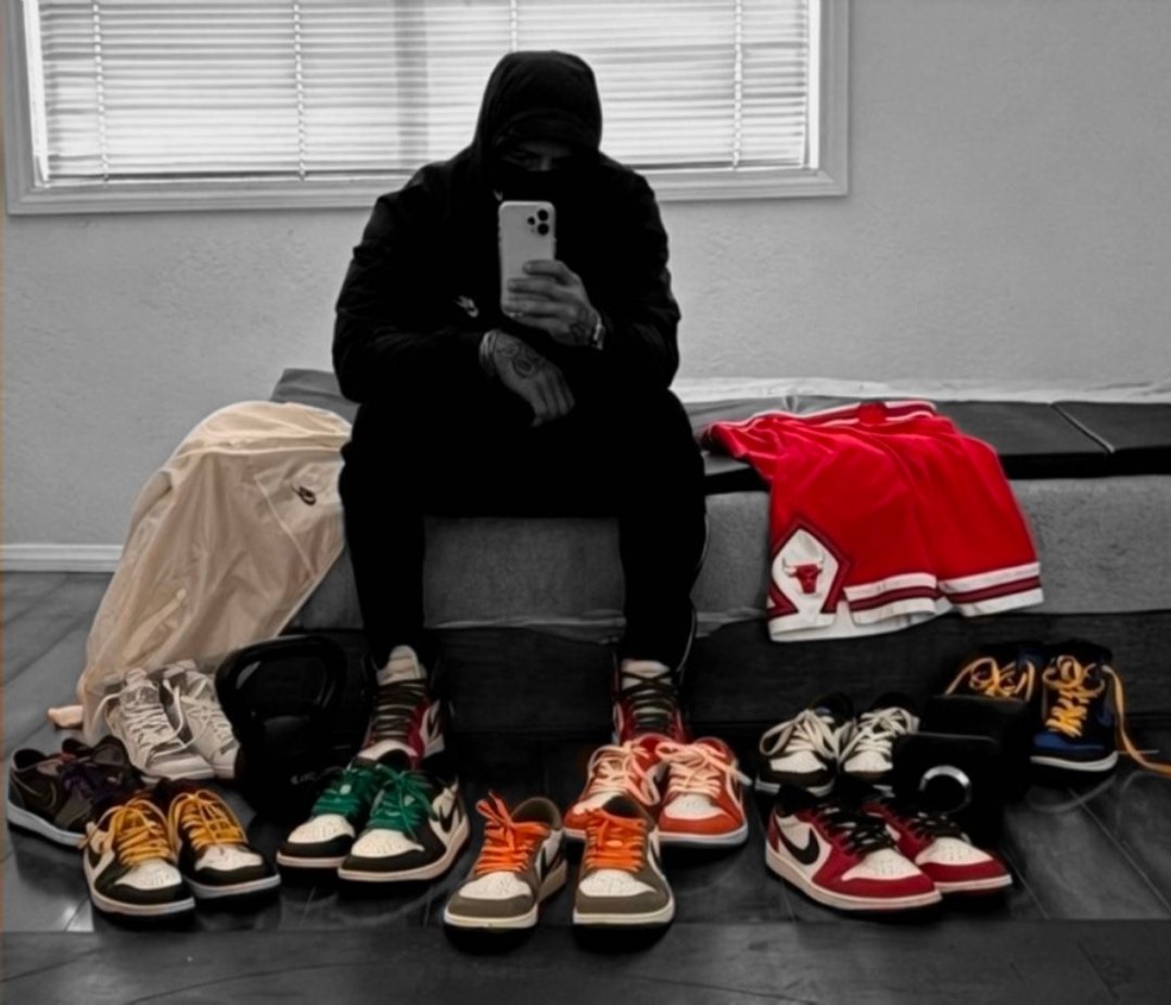 Lucky1seth's tweet photo. Hood up. Drip earned. Faith locked.
Bulls in my veins, Michael on my chest—demons stay back.
Consistency over clout. Grind silent. Shine loud.
#FaithFirst #ChicagoMade #QuietStorm https://t.co/n6WezRRrUG