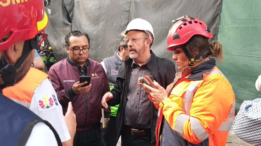 AlessandraRdlv's tweet photo. Estoy en el sitio del colapso en San Antonio Abad, Col. Tránsito. Nuestro equipo de Protección Civil de la Alcaldía trasladó a una persona herida al Hospital Rubén Leñero.

Las labores de rescate continúan en coordinación con el Gobierno de la Ciudad, que ha asumido el mando del operativo.

Seguiremos informando.
