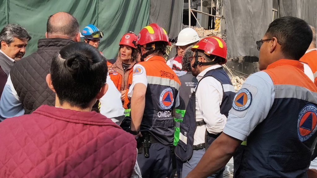 AlessandraRdlv's tweet photo. Estoy en el sitio del colapso en San Antonio Abad, Col. Tránsito. Nuestro equipo de Protección Civil de la Alcaldía trasladó a una persona herida al Hospital Rubén Leñero.

Las labores de rescate continúan en coordinación con el Gobierno de la Ciudad, que ha asumido el mando del operativo.

Seguiremos informando.