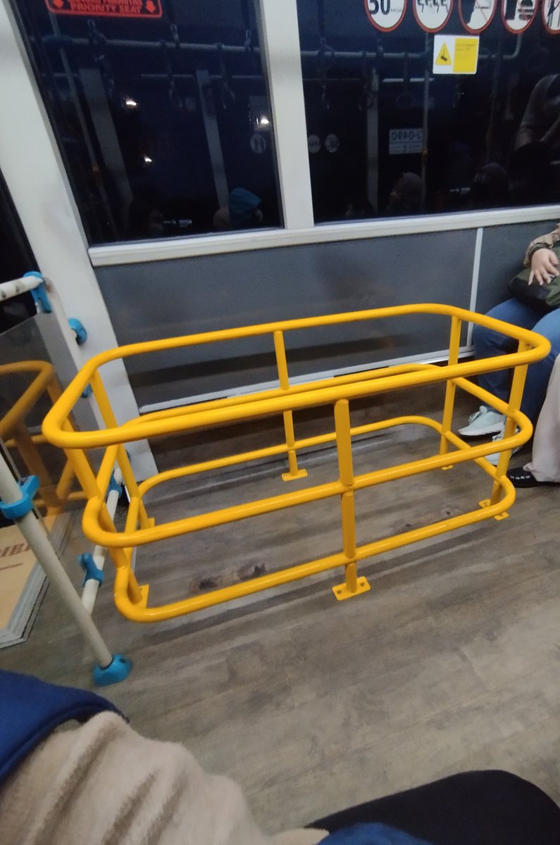 fffffebe's tweet photo. Ini apaan coy ngurang-ngurangin kursi??????? @PT_Transjakarta https://t.co/6vtcu8HQ2l