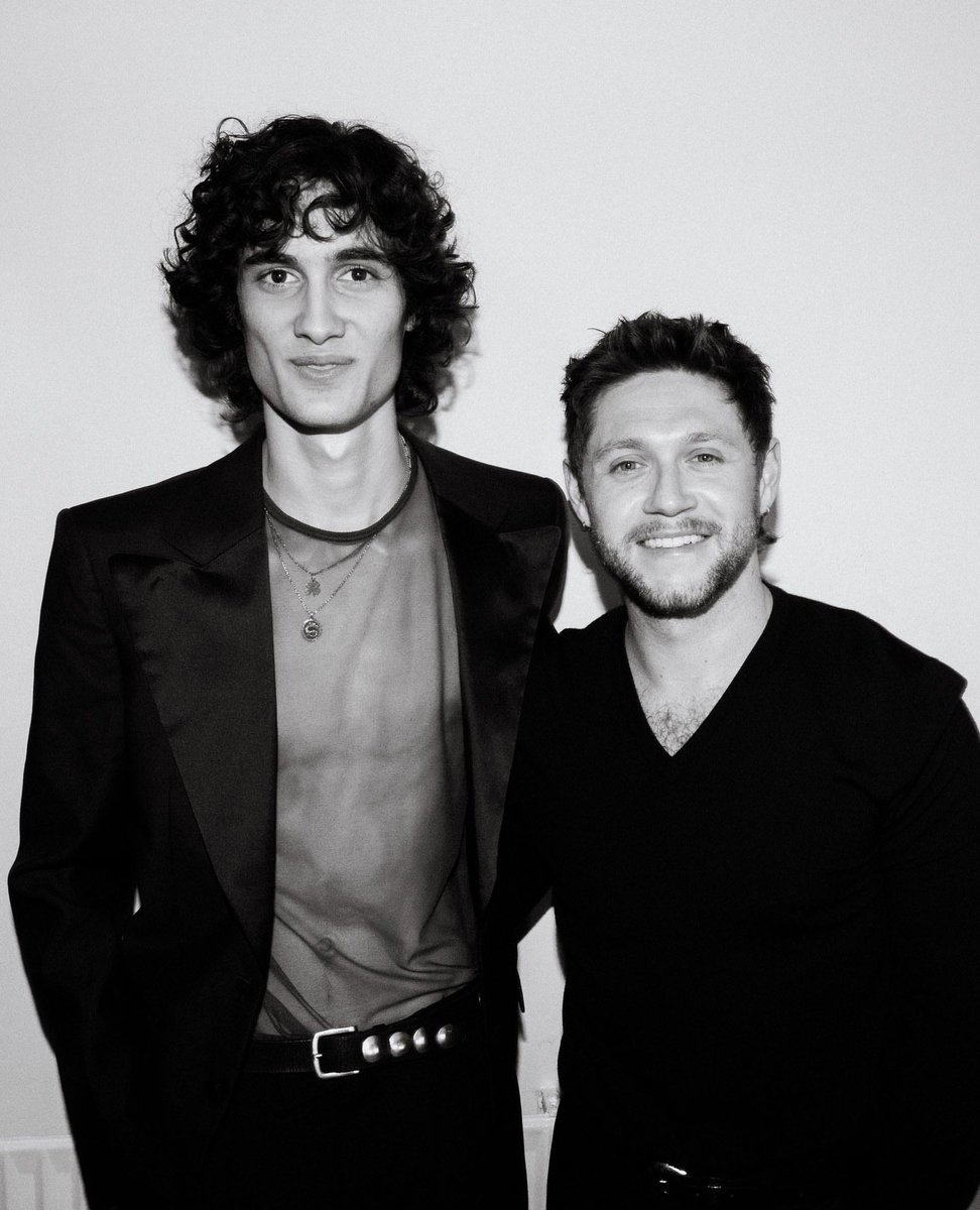 niall_horan_JP's tweet photo. ＼🎤 サプライズ共演 🎤✨／
ロンドンの O2 Academy Brixton で行われた、注目の若手アーティスト sombr のライブに #ナイル・ホーラン がサプライズで登場❗️

自身のヒット曲  「Slow Hands 」をデュエットで披露し、会場は大歓声につつまれました👏 https://t.co/EA1DTlonQg