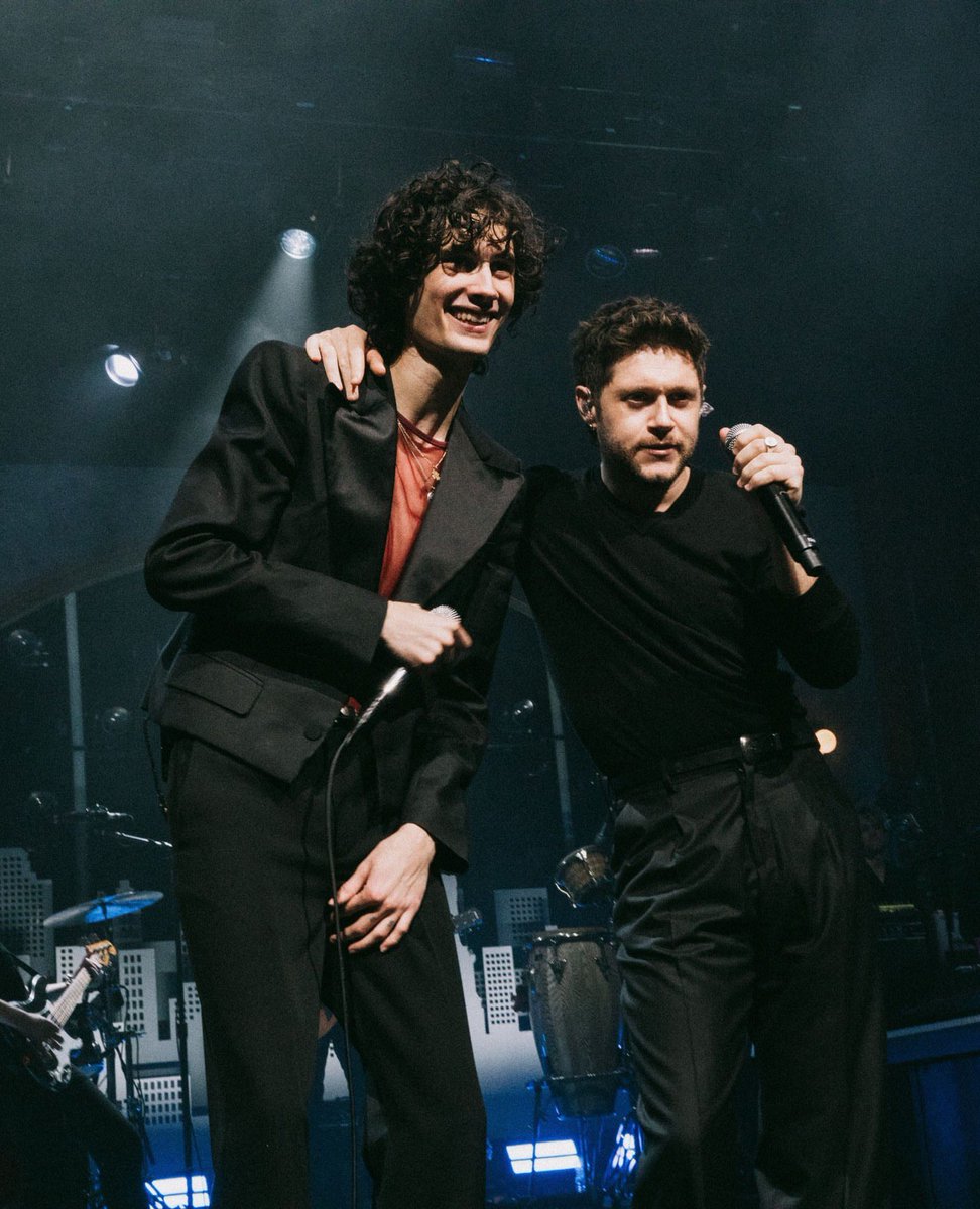 niall_horan_JP's tweet photo. ＼🎤 サプライズ共演 🎤✨／
ロンドンの O2 Academy Brixton で行われた、注目の若手アーティスト sombr のライブに #ナイル・ホーラン がサプライズで登場❗️

自身のヒット曲  「Slow Hands 」をデュエットで披露し、会場は大歓声につつまれました👏 https://t.co/EA1DTlonQg