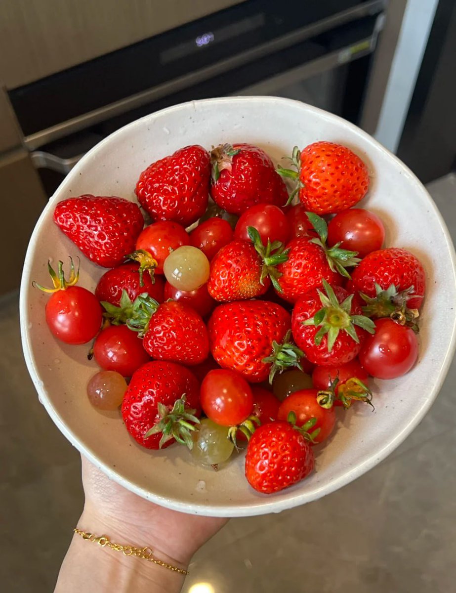 Whispering_o's tweet photo. Sweet and savory lunch vibes🍓🍅 Nothing beats the freshness of this berry-tomato combo🥰 https://t.co/4ofJbvmHAl