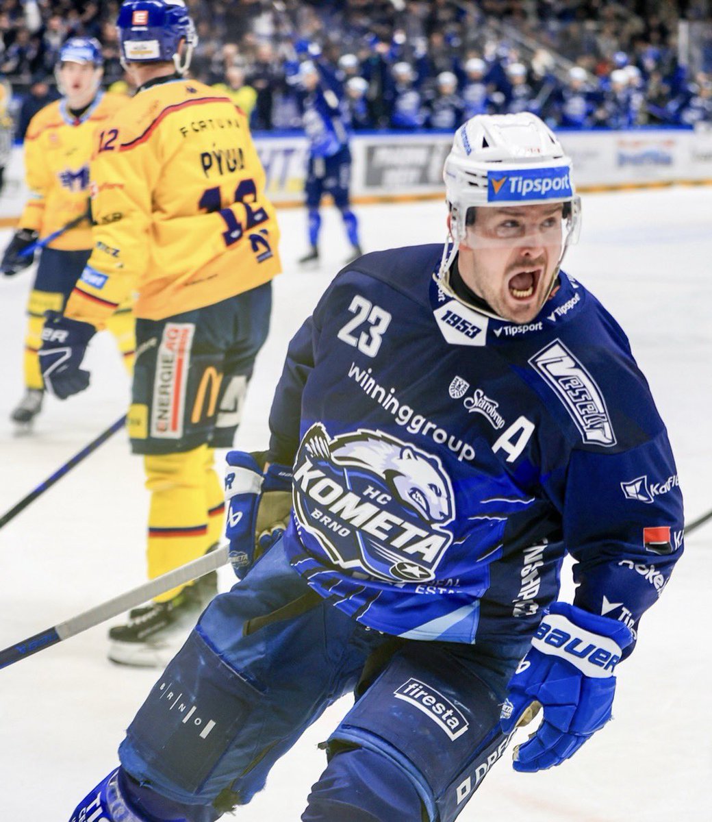 KociKoci94's tweet photo. Ná této fotce je strašně moc vidět co na play-off člověk miluje ✅💙 #EmilRotvajler #emoce https://t.co/zk1eqrFUkg