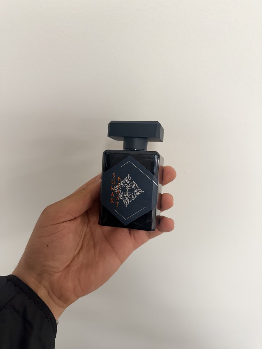 Agréablement surpris qu’Initio se penche sur un parfum gourmand vanillé.

On a l’impression de sentir une vanille crémeuse, portée par des accords sucrés, ambrés et enveloppants.

Après 30 minutes, la fève de tonka commence à se dévoiler et apporte une facette plus chaude et