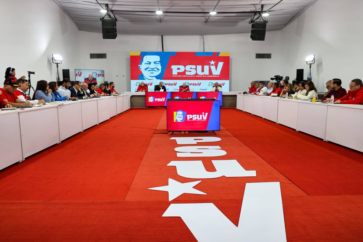 MervinMaldonad0's tweet photo. Valoramos el éxito de la Consulta Popular Nacional en la Dirección Nacional del @partidopsuv y trazamos agenda de trabajo con el pueblo 🇻🇪
​
​Por la Paz, el bienestar de Venezuela y la liberación del Presidente @nicolasmaduro y la 1era Dama Diputada @florescilia 💯

#9Mar https://t.co/Sox7OXN5VB