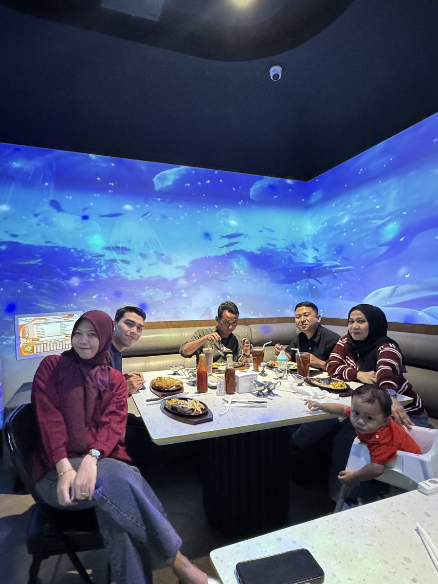navyaddict26's tweet photo. Nge-steak sambil koro2 😂🙌🏻 https://t.co/N8JF5OkCiF