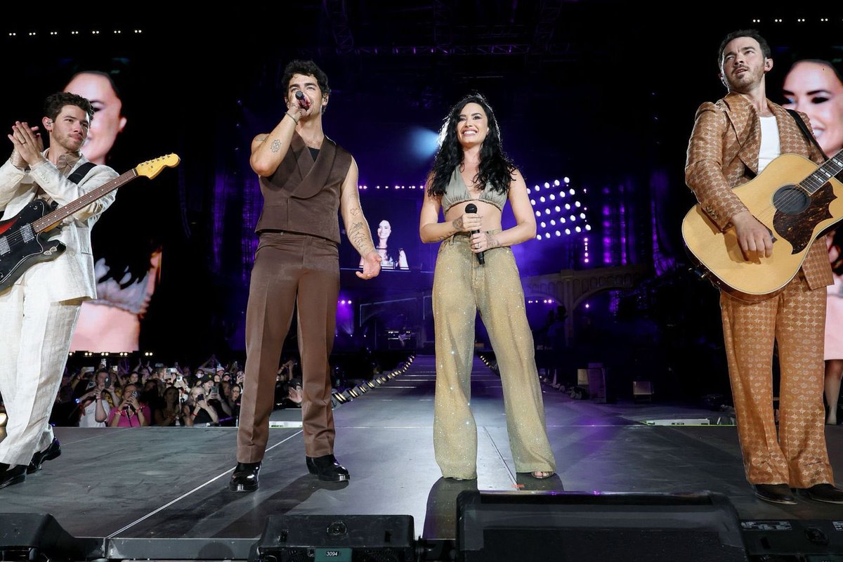 demihq_'s tweet photo. campers, let's revisit this cultural reset. Wouldn’t Change a Thing (Live from MetLife Stadium) is featured on the @JonasBrothers live album "FRIENDS FROM YOUR HOMETOWN" out this Friday! https://t.co/SCTShdPBbe
